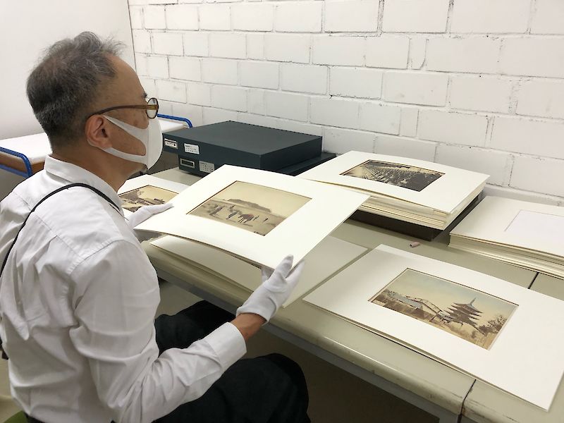 Naoya Hatakeyama besucht das Archiv im Museum für Ostasiatische Kunst, 2022 - © Helena Weber - 