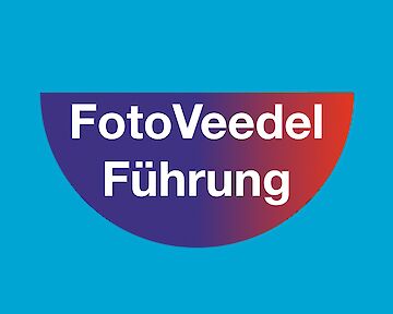 Auf blauem Hintergrund steht FotoVeedelFührung in einem bunten Halbkreis