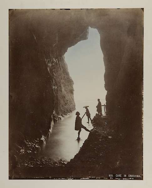 Kusakabe Kimbei: "1015. Cave in Enoshima", 1890er Jahre - © Museum für Ostasiatische Kunst, Köln Foto: Rheinisches Bildarchiv - 