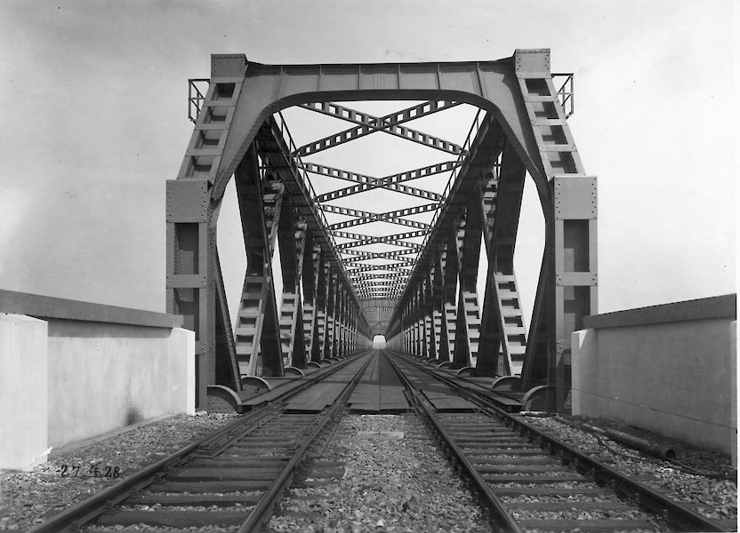 Motiv aus dem RWWA / Eisenbahnbrücke über den Rhein bei Wesel (1928) (Bestand Abt. 130 Gutehoffnungshütte Aktienverein, Oberhausen) - © Rheinisch-Westfälische Wirtschaftsarchiv - 