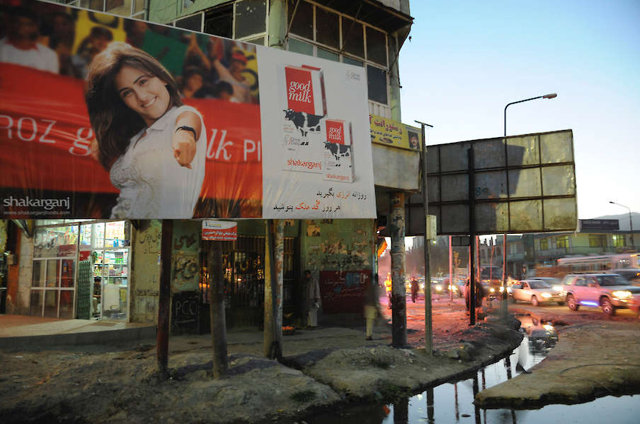 Billboard Girl, aus: Finding Afghanistan / modo Verlag - © Martin Gerner - 