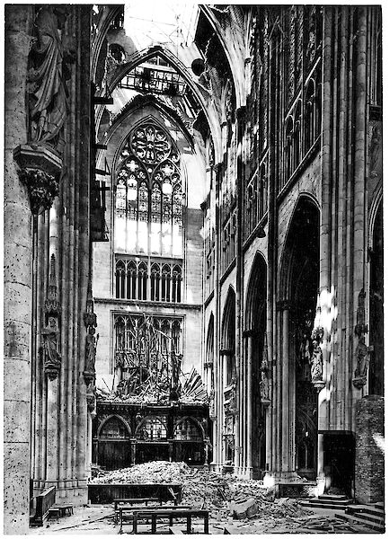 Blick in das schwer beschädigte Nordquerhaus des Kölner Domes, 1943 - © Hohe Domkirche Köln, Dombauhütte - 