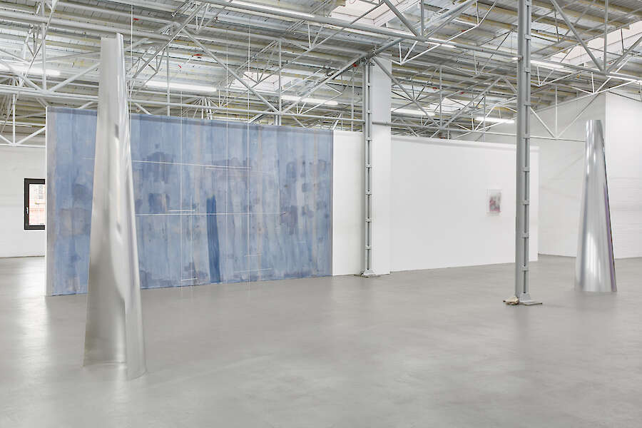 hide and seek, 2023, Cyanotypie, Aluminiumstäbe, Gummibänder, 500 x 800 x 100 cm