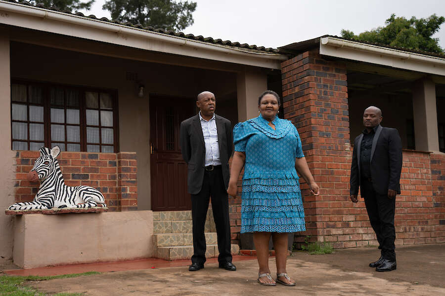 „Chief Ntombi mit Leibwächtern“, Südafrika, 2024