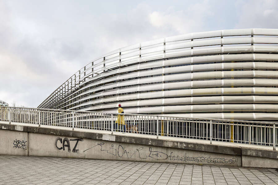 „Ich mag die schlichte Eleganz des Eisstadions, welche mit ihren metallisch geschwungenen Formen im Gegensatz zu den Geraden der Fußgängerbrücke steht.“