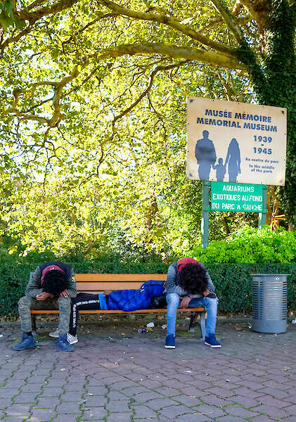 Migranten warten in Calais auf die Überfahrt