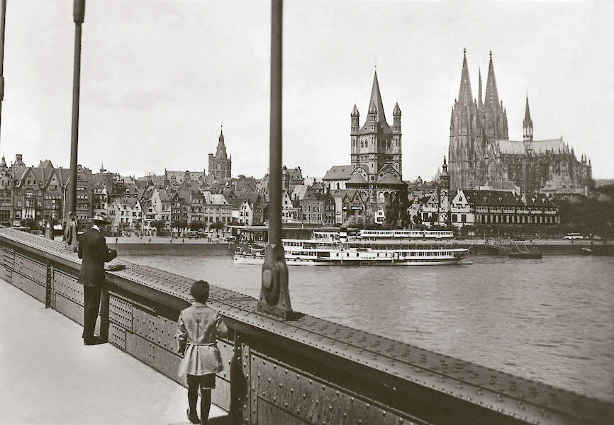 "Blick von der Deutzer Brücke auf die Altstadt", um 1925