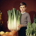 Bruce Eesly. Peter Trimmel wins first prize for his UHY fennel at the Kooma Giants Show in Limburg, 1956. Bruce Eesly, aus der Serie New Farmer, 2023. © Bruce Eesly