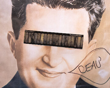 Der frühere rumänische Diktator Ceausescu ist im Portrait zu sehen. Seine Augen sind mit einem Balken, in dem ein Gitter zu sehen ist, verdeckt.  © Hanna Tomin