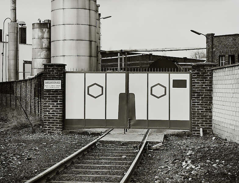 Tata Ronkholz: Firma Tromm, Tor Gleisanschluss, Köln-Niehl, 1983 © VAN HAM Art Estate: Tata Ronkholz, 2025